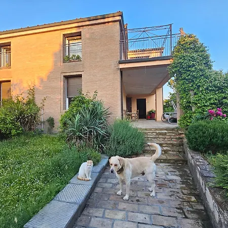 Casa Vincenzo 130 Mq Con Portico Ed Ingresso Esclusivo Dal Giardino Vakantiehuis *