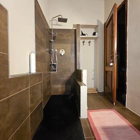 Casa Vincenzo 130 Mq Con Portico Ed Ingresso Esclusivo Dal Giardino Holiday home *